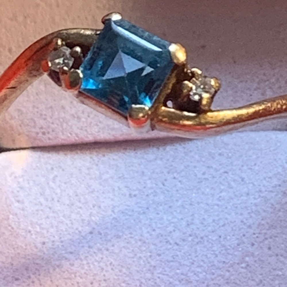 10kt Gold Ring with Blue Topaz Square Gem and Diamond Accent Stones!